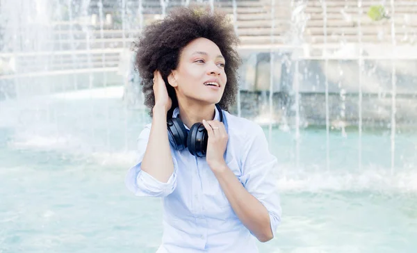 Retrato Hermosa Sonrisa Mixta Mujer Joven Con Auriculares Aire Libre — Foto de Stock