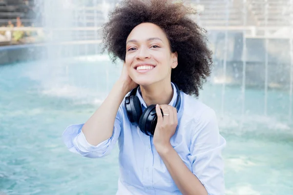 Retrato Hermosa Feliz Mezcla Raza Joven Mujer Con Auriculares Aire — Foto de Stock