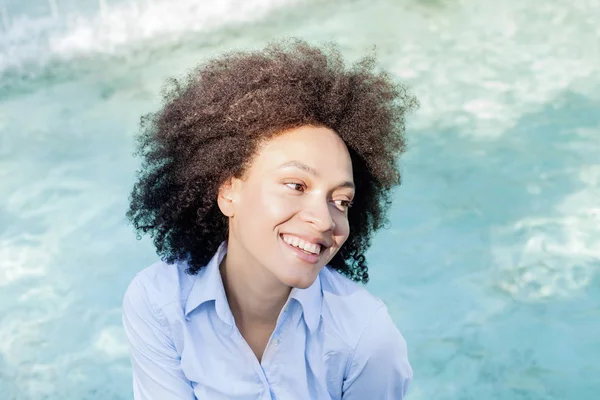 Portrét Krásné Happy Afro Americký Mladé Ženy Úsměvem Smíšené Rasy — Stock fotografie