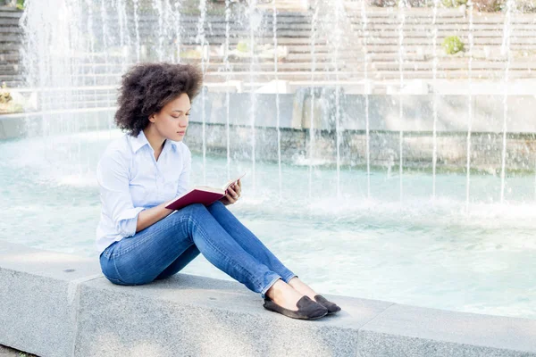 Retrato Bela Afro Americana Jovem Mulher Lendo Livro Atraente Misto — Fotografia de Stock