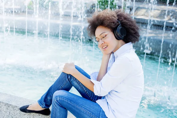 Retrato Hermosa Mujer Joven Afroamericana Feliz Escuchando Música Con Auriculares — Foto de Stock