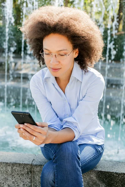 Adorable Mujer Joven Afroamericana Con Gafas Usando Teléfono Móvil Aire — Foto de Stock