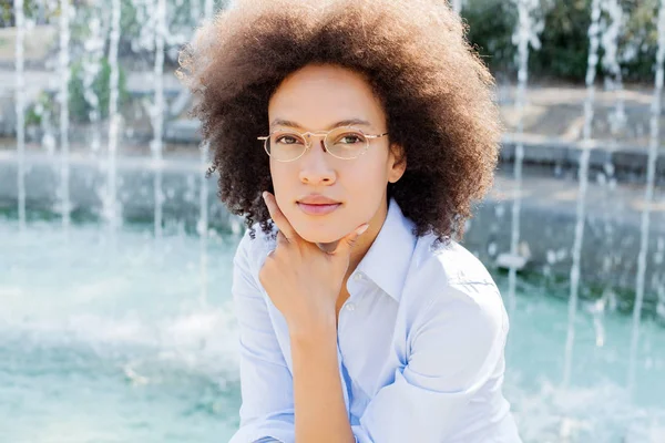 Portrét Krásné Promyšlené Mladé Afro Americké Ženy Brýlemi Venkovní Nošení — Stock fotografie
