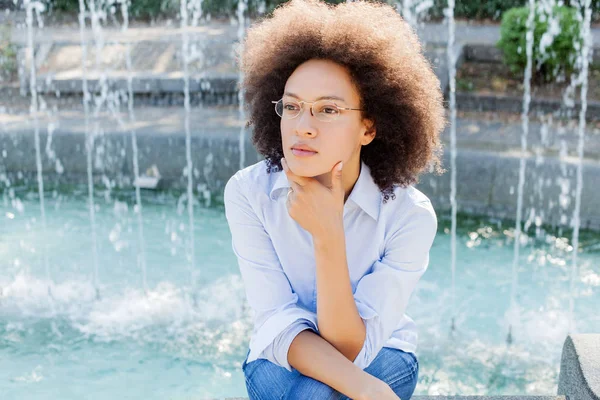 Portrét Krásné Promyšlené Mladé Afro Americké Ženy Brýlemi Venkovní Nošení — Stock fotografie