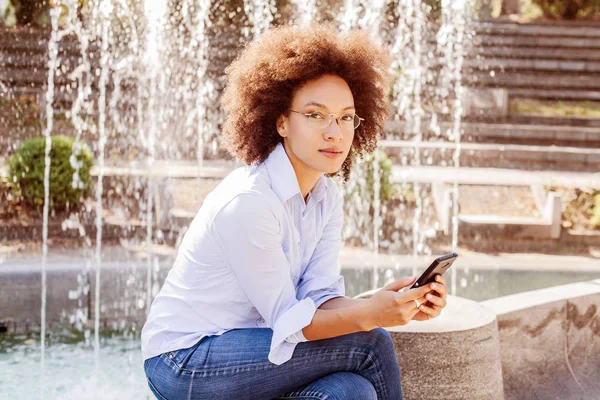 Όμορφη Afro Αμερικανός Νεαρή Γυναίκα Γυαλιά Χρησιμοποιώντας Smartphone Εξωτερική Πορτρέτο — Φωτογραφία Αρχείου