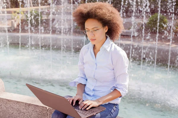 Gyönyörű Fiatal Afro Amerikai Diák Dolgozik Laptop Szemüveg Kültéri Álló — Stock Fotó