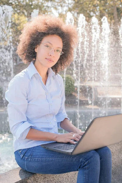 Gyönyörű Fiatal Afro Amerikai Diák Dolgozik Laptop Göndör Haj Kültéri — Stock Fotó