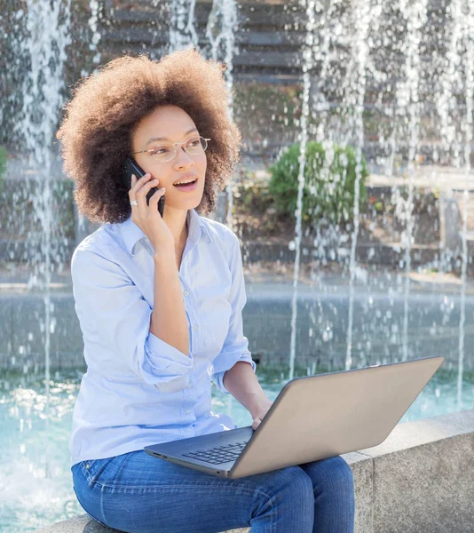 Gyönyörű Fiatal Afro Amerikai Üzletasszony Szemüveg Motorozás Beszélt Telefonon Kültéri — Stock Fotó