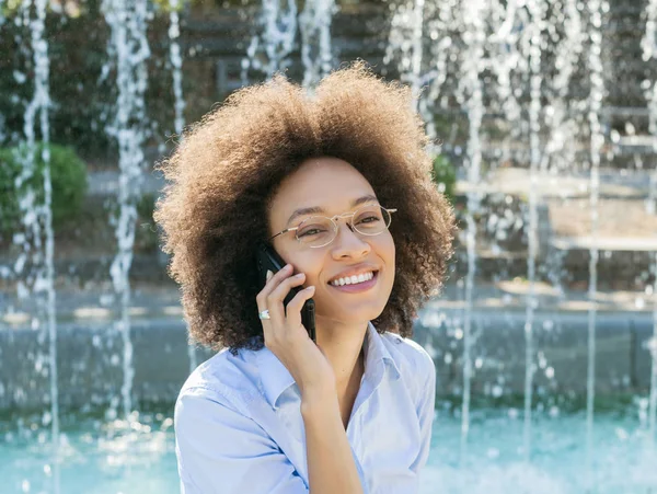 Happy Krásná Mladá Černá Žena Brýlemi Pomocí Smartphonu Venkovní Portrét — Stock fotografie