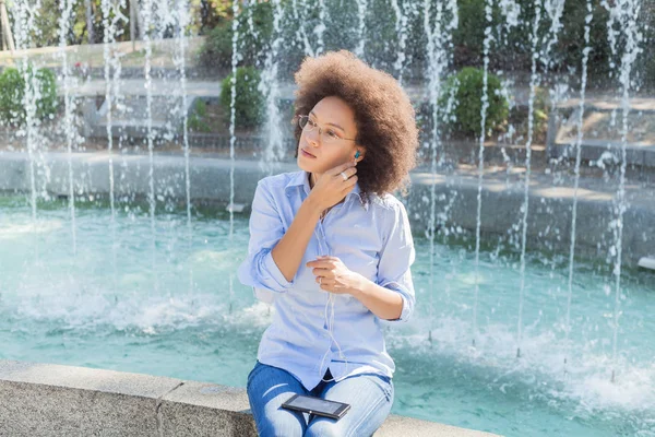 Расслабьтесь Наслаждайтесь Летним Днем Красивая Молодая Афро Американка Повседневной Одежде — стоковое фото