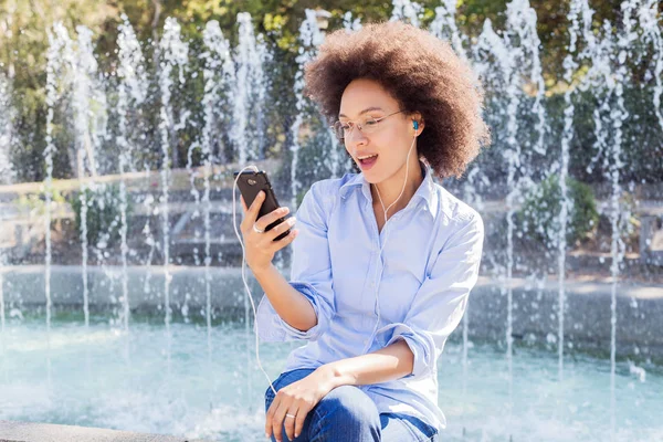 Šťastná Mladá Africká Americká Žena Neformální Oblečení Pomocí Smartphone Pro — Stock fotografie