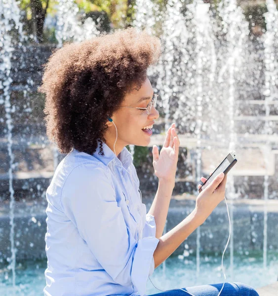 Relájese Disfrute Del Día Verano Hermosa Mujer Afroamericana Joven Desgaste — Foto de Stock