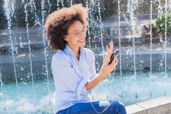 Glada Unga Afroamerikanska Kvinnan Fritidskläder Använder Smartphones För Sociala Nätverk — Stockfoto