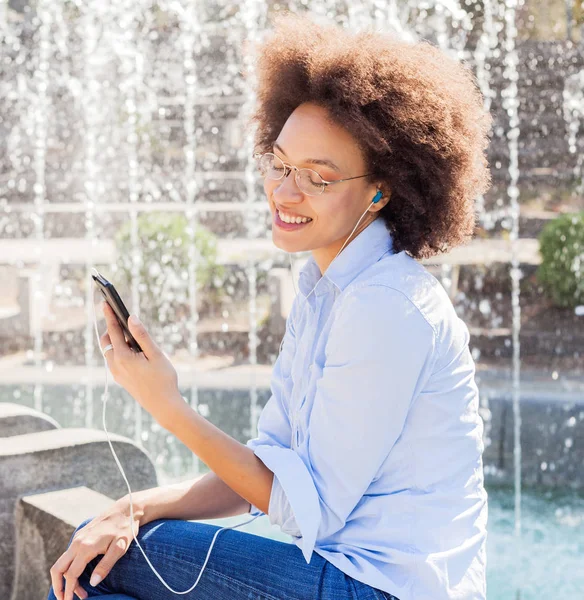 Mutlu Afrikalı Amerikalı Kadın Akıllı Telefonlar Için Seyir Telefon Sosyal — Stok fotoğraf