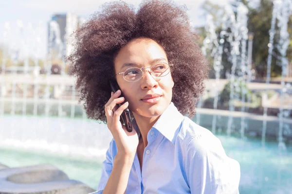 Adorable Joven Mujer Negra Con Gafas Usando Smartphone Retrato Aire —  Fotos de Stock