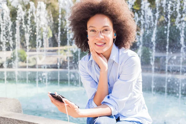 Belle Jeune Femme Heureuse Mixte Avec Écouteurs Utilisant Téléphone Vêtements — Photo