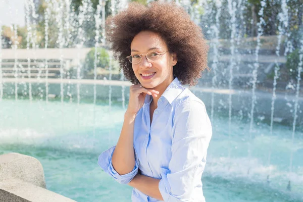 Retrato Aire Libre Hermosa Mujer Afroamericana Feliz Cara Sonriente Peinado —  Fotos de Stock