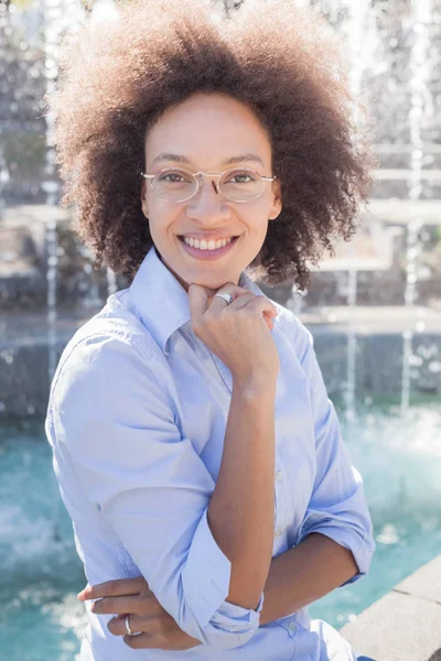 Carino Bella Giovane Donna Nera Viso Sorridente Stile Capelli Afro — Foto Stock