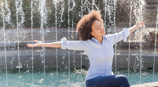 Ritratto All Aperto Felice Bella Giovane Donna Africana Braccia Aperte — Foto Stock