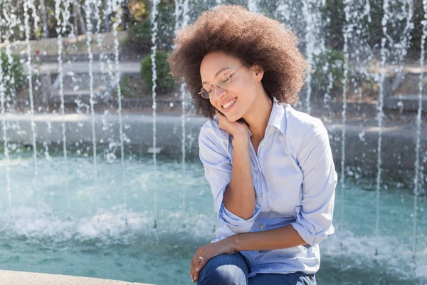 Retrato Aire Libre Mujer Afroamericana Hermosa Feliz Cara Sonriente Peinado —  Fotos de Stock