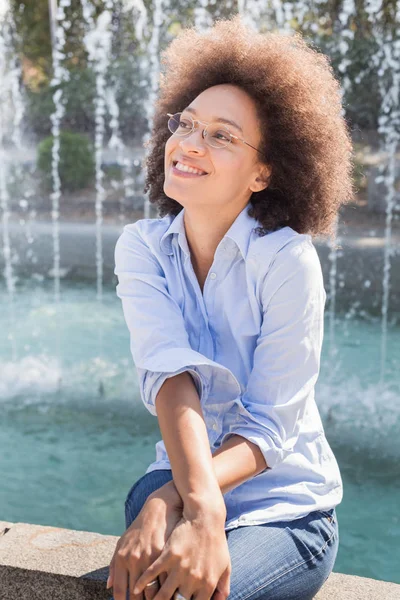 Utendørs Portrett Lykkelig Vakker Amerikansk Kvinne Ansikt Smilende Afrofrisyre Bruker – stockfoto