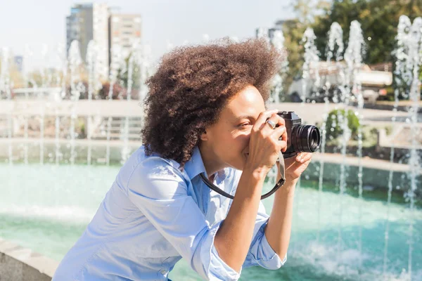 Mulher Africana Turista Tirar Foto Fonte Água Com Câmera Retro — Fotografia de Stock