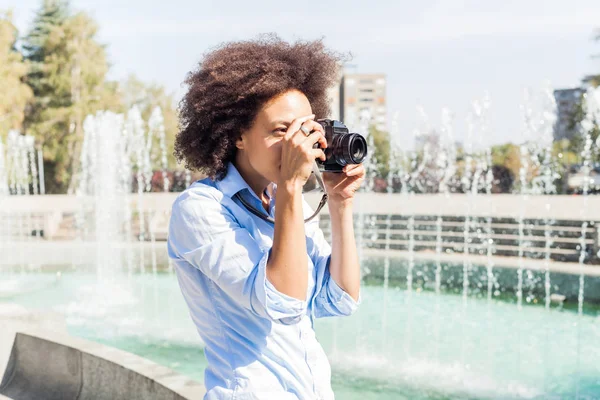 Mulher Africana Turista Tirar Foto Fonte Água Com Câmera Retro — Fotografia de Stock