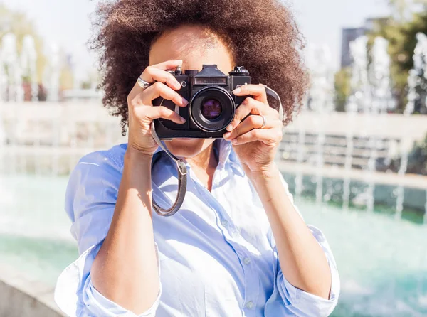 Africano Americano Mulher Com Câmera Retro Fotógrafo Sexo Feminino Tirar — Fotografia de Stock