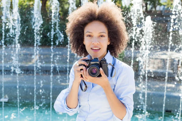 Retrato Mulher Negra Encantadora Com Câmera Retro Fotógrafa Livre Penteado — Fotografia de Stock