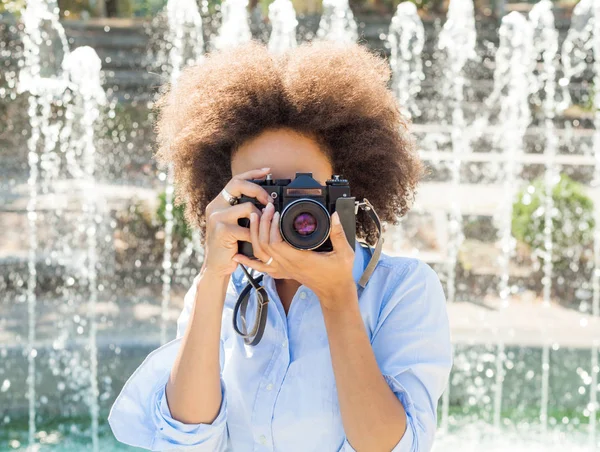 Africano Americano Mulher Com Câmera Retro Fotógrafo Sexo Feminino Tirar — Fotografia de Stock