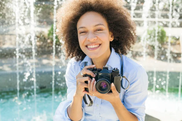 Retrato Mulher Africana Feliz Com Câmera Retro Fotógrafa Livre Penteado — Fotografia de Stock