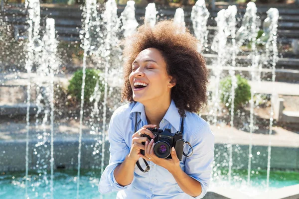 Portrait Femme Africaine Heureuse Avec Appareil Photo Rétro Photographe Femme — Photo