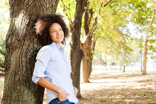 Kültéri Álló Boldog Szép Afro Amerikai Természet Kék Ing Női — Stock Fotó