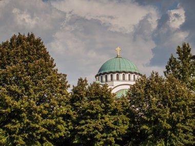 Aziz Sava Tapınağı, en büyük Sırp Ortodoks Kilisesi Saint Sava kurucusu, Sırp Ortodoks Kilisesi için özel görünümü Belgrad, Sırbistan yer alır. Gün ışık, bulutlu gökyüzü arka planda