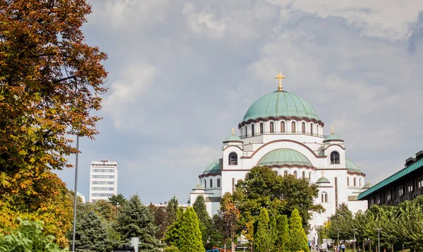 ベオグラード セルビアのセルビア正教会の聖サヴァ教会創設者に専用最大のセルビア正教会の教会観寺聖サヴァ教会が位置しています バック グラウンドで日の光 曇り空 — ストック写真