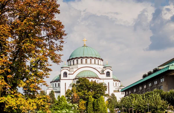 Aziz Sava Tapınağı, en büyük Sırp Ortodoks Kilisesi Saint Sava kurucusu, Sırp Ortodoks Kilisesi için özel görünümü Belgrad, Sırbistan yer alır. Gün ışık, bulutlu gökyüzü arka planda