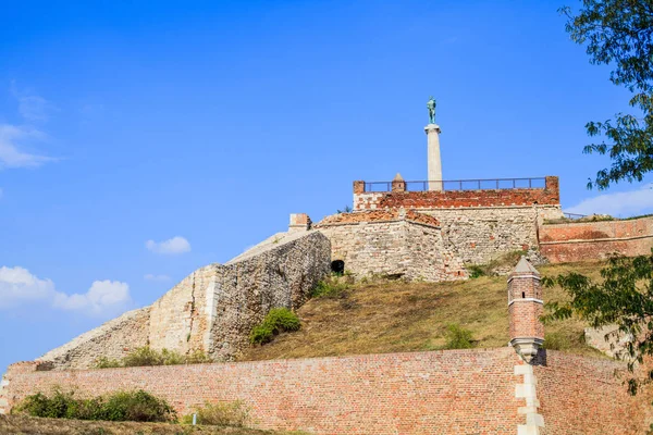 在著名的卡莱梅格丹堡垒和胜利纪念碑反对蓝色天空的看法 历史地点在贝尔格莱德 塞尔维亚 — 图库照片