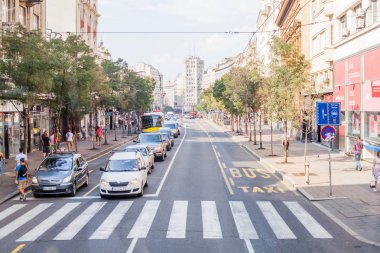 Belgrade, Sırbistan - 09 Eylül 2018: Belgrad şehir cadde görünümü trafik ve binalar .