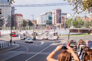 Belgrad, Sırbistan - 09 Eylül 2018: Bak turistik Belgrad'ın gezi otobüsle seyahat tur otobüs.