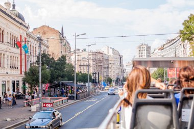 Belgrad, Sırbistan - 09 Eylül 2018: Bak turistik Belgrad'ın gezi otobüsle seyahat tur otobüs.