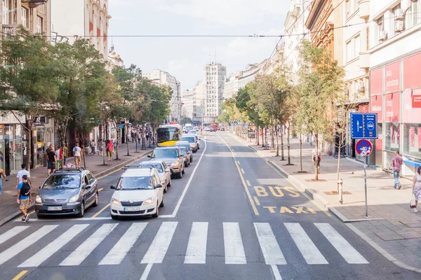 Belgrade, Sırbistan - 09 Eylül 2018: Belgrad şehir cadde görünümü trafik ve binalar .