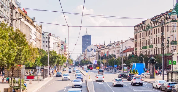 Belgradin Katu Näkymä Liikenteeseen Rakennuksiin — kuvapankkivalokuva