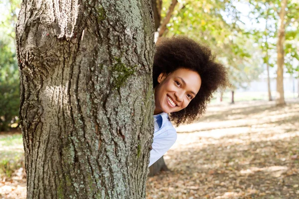 Glücklich Schöne Afrikanisch Amerikanische Frau Spaß Der Natur — Stockfoto
