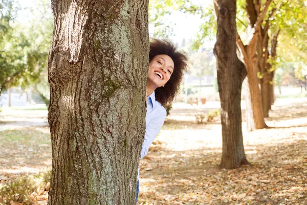 Lycklig Vackra Afroamerikanska Kvinna Kul Naturen — Stockfoto