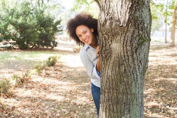 Lycklig Vackra Afroamerikanska Kvinna Kul Naturen — Stockfoto