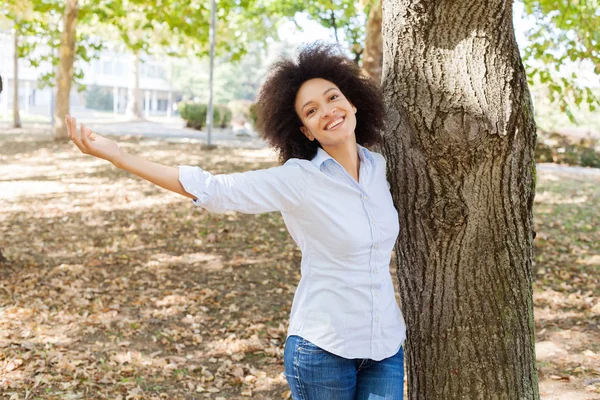 Preciosa Joven Afroamericana Mujer Relajante Naturaleza Expresión Positiva Cara Usar —  Fotos de Stock