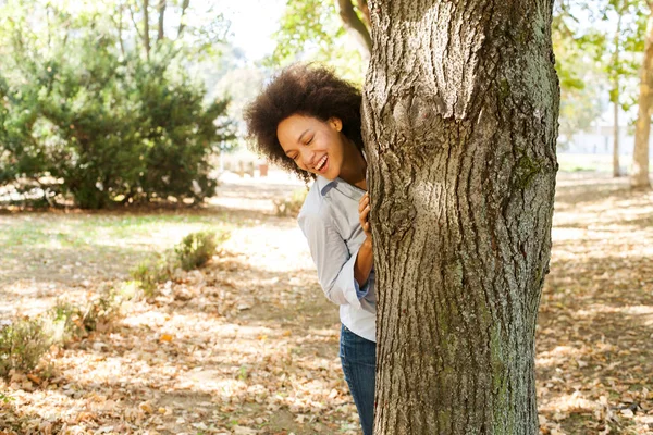 Schöne Junge Afrikanisch Amerikanische Frau Entspannt Sich Der Natur Positiver — Stockfoto