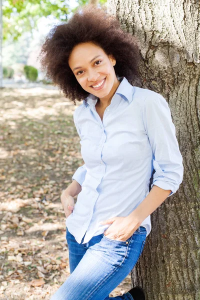 Krásné Mladé Afroamerické Ženy Relaxaci Přírodě Pozitivní Tvář Výraz Nosí — Stock fotografie