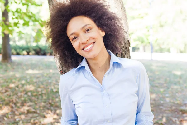 Schöne Junge Afrikanisch Amerikanische Frau Entspannt Sich Der Natur Positiver — Stockfoto