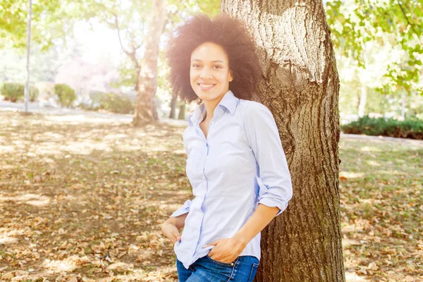 Bella Giovane Donna Afroamericana Rilassante Nella Natura Espressione Positiva Del — Foto Stock